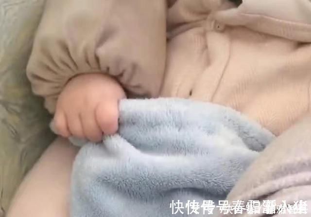 宝宝|爸爸哄小宝宝睡觉,突然放音乐,宝宝反应把妈妈笑翻了