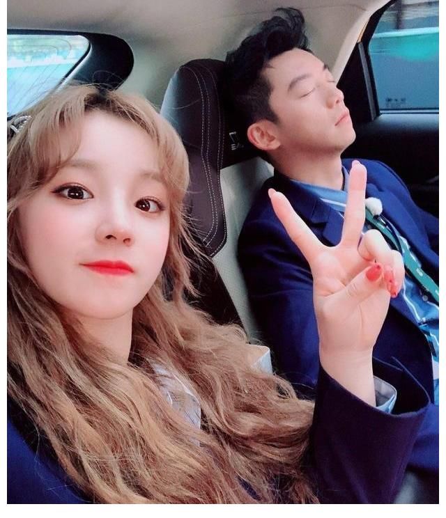 gi贴心!《奔跑吧》宋雨琦穿短裙坐下不方便,王嘉尔借背包给挡腿