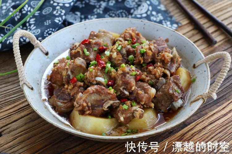 天热排骨别再炖了，教你懒人吃法，不加油不加水，出锅瞬间就吃光