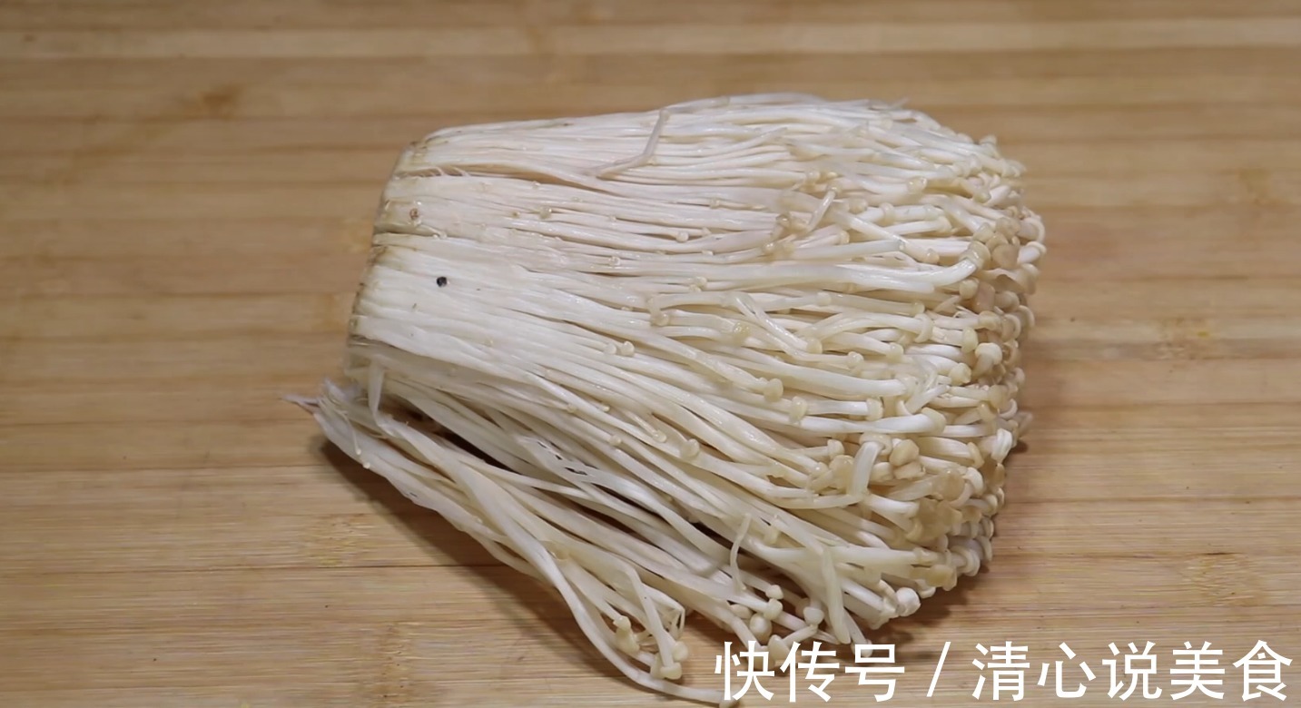 金针菇里淋3个鸡蛋液,居然这么好吃,拿红烧肉都不换,太香了!