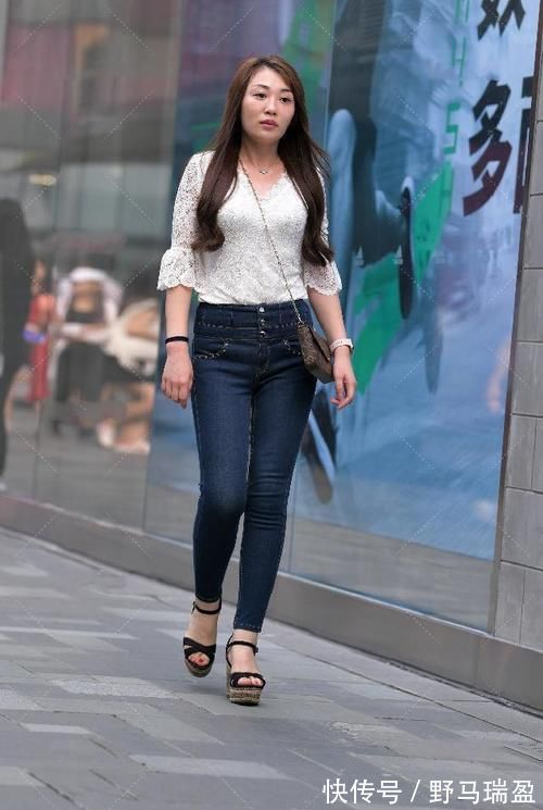 花边|白色花边上衣,搭配高腰牛仔裤,满满的女人味