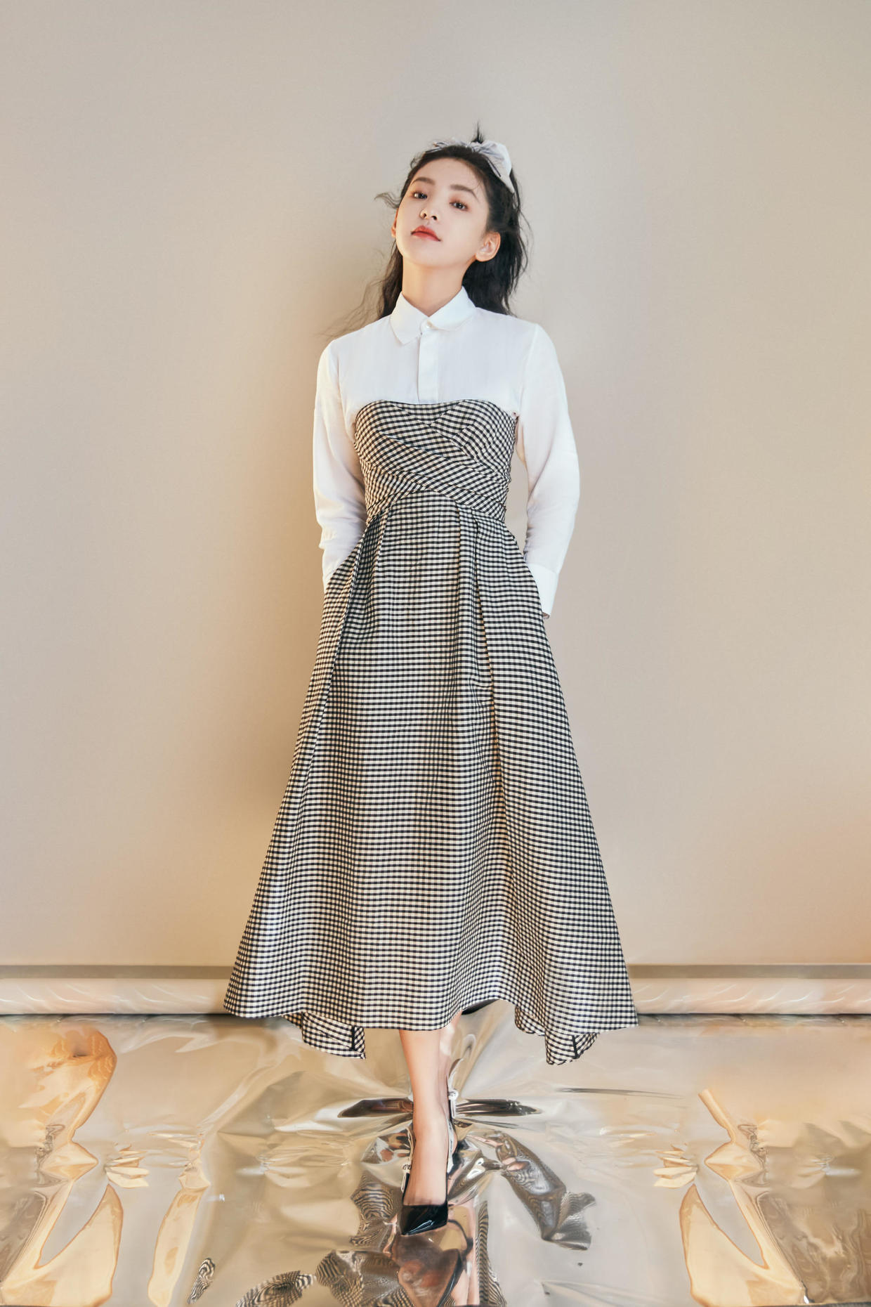 小蛮腰|章若楠的私服搭配好惊艳,穿黑色羊羔绒卫衣配牛仔裤,又飒又美