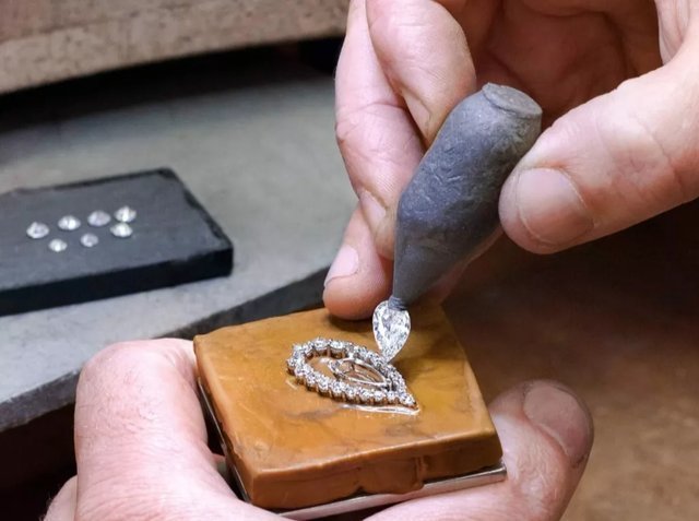 graff@GRAFF瑰丽珠宝的诞生过程揭秘双梨形和圆形钻石耳环