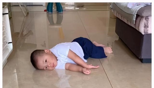 独生家庭|哥哥开学后,弟弟“颓废”度日,网友:没有人抢,玩具都不香了