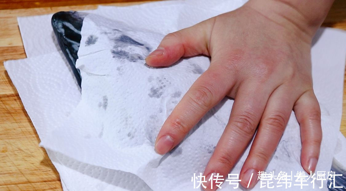鱼头|9元买了一个三文鱼鱼头，这样烤着吃，外焦里嫩，吃着香