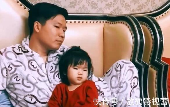 女儿|爸爸抱着女儿看电视，当看到旁边儿子，网友不淡定：这差别也太大！