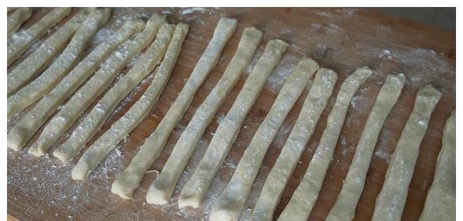 手套|油条空心有诀窍，掌握3个关键，全程不用揉面，简单又酥脆，好吃
