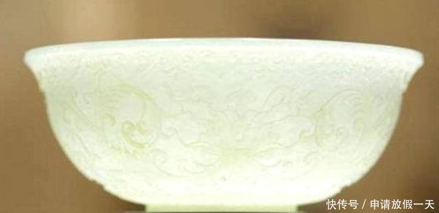 玉碗就|老人拿出一只玉碗,自称从溥仪那买的,专家看到碗底4字被镇住了!