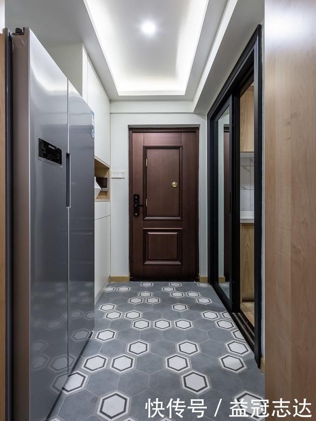 效仿|放弃电视墙,客厅打一排小矮柜,邻居看了都夸赞,后悔没效仿