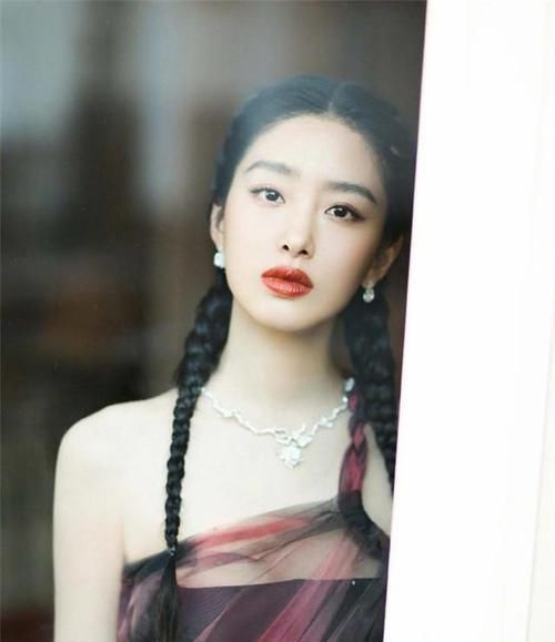 别再扎马尾了，太伤发际线！今年流行这5种扎法，时髦减龄显脸小