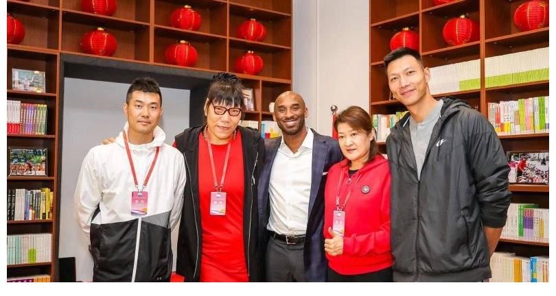 wnb54岁郑海霞身穿四颗星军装，与科比合影遭热议，结婚9年不敢生育