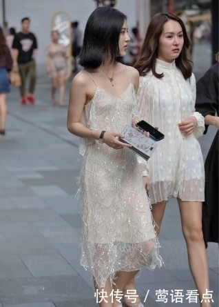 小姐姐肤白貌美白色轻薄吊带裙,有一种飘飘优雅的气质感