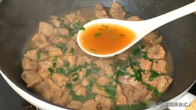 焯水|炖排骨时，先焯水还是直接炖？一步错步步错，做出来难怪不香