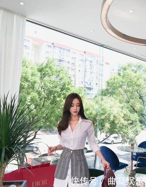 白色衬衫裙搭配肉色丝袜，展现职场女性成熟性感的魅力