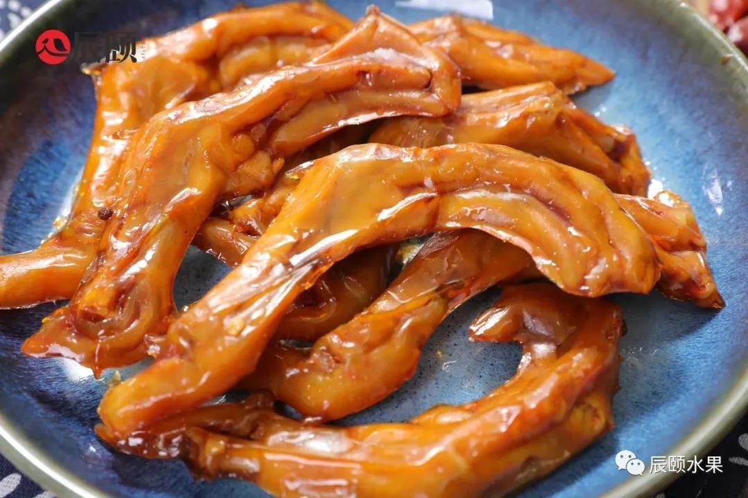 辰颐物语:温州草本卤鸭掌,低脂肪,肉质脆爽劲道,入味三分