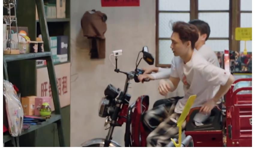 何炅老师|希希好可怜！仓库易主，张艺兴彭昱畅开车拉东西，他敢怒不敢言