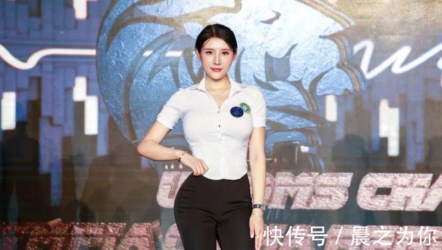 身材|健美比赛礼仪小姐成全场焦点，身材完美，网友：笑起来真迷人