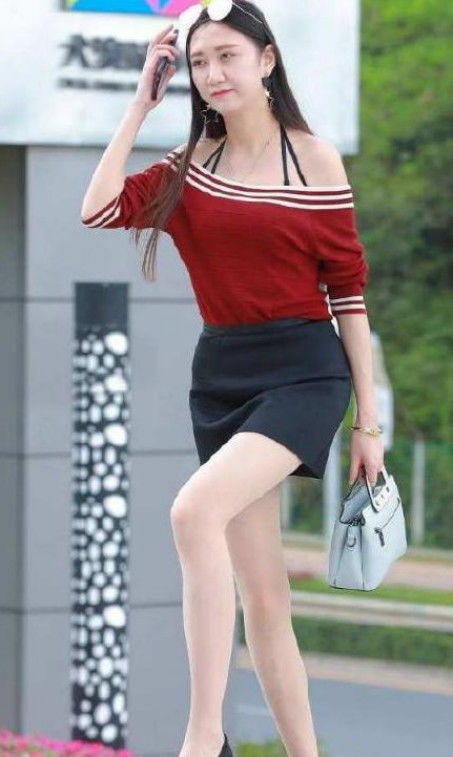 短裤|美女穿亮片吊带背心,搭配黑色短裤,看起来十分有气质