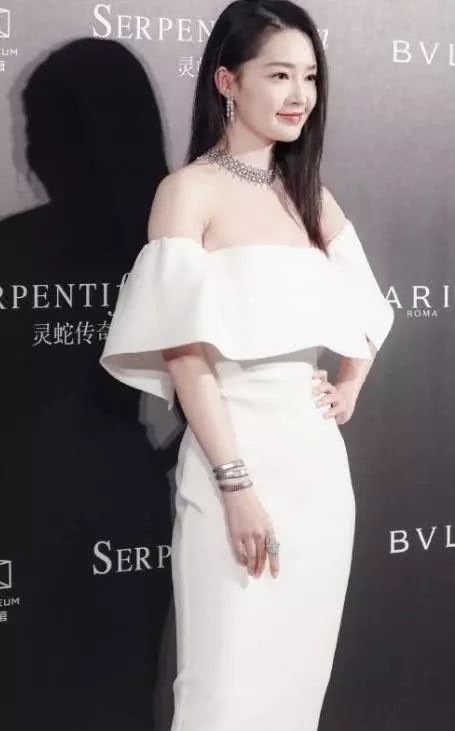 那一刻|李沁因穿着惹争议,当镜头拉近的那一刻时,网友:28岁了?