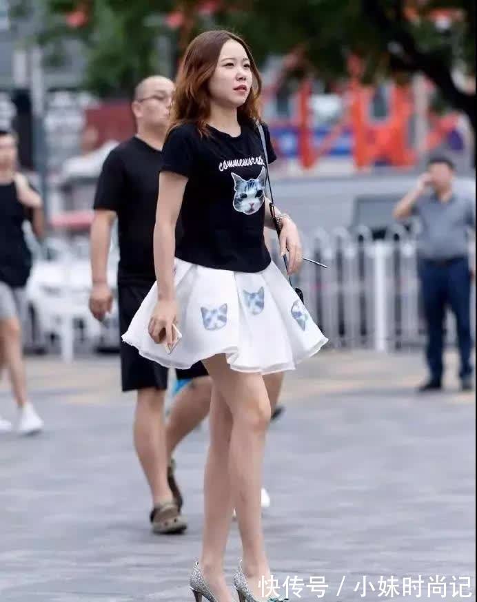 打扮 街拍:打扮很时尚的靓丽大姐,白色花边裙很是亮眼,自信满满!