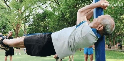 身体素质|爱健身的爷爷有多硬核?引体向上论组做,腹肌线条如刀刻!