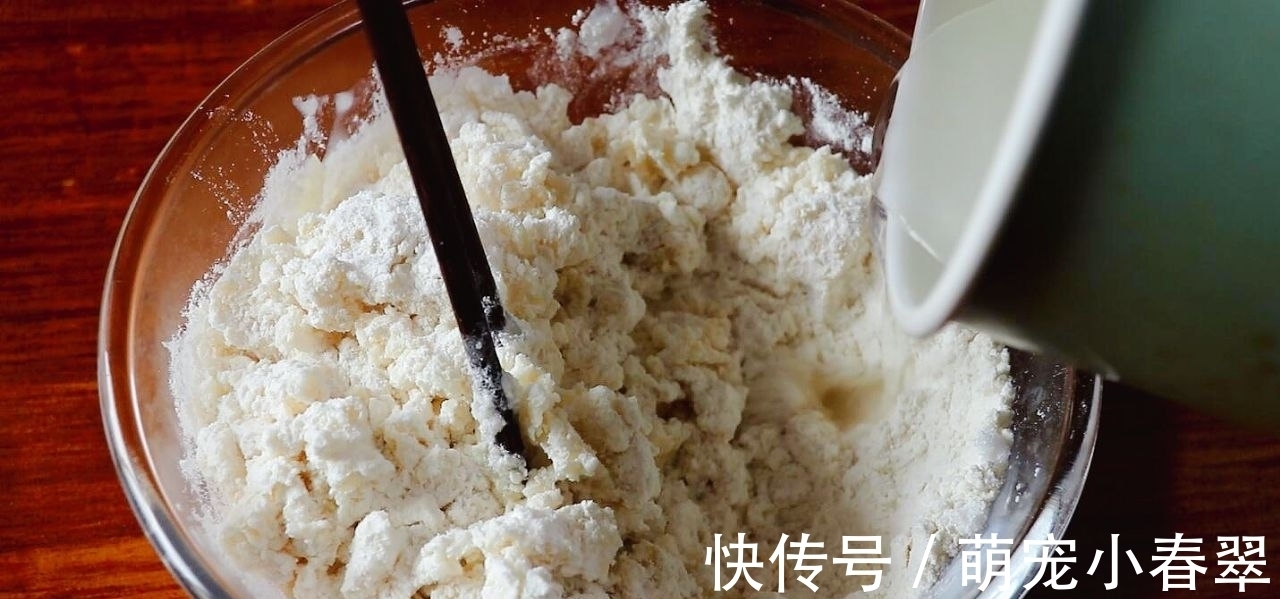 教你气泡饼的新做法,只需用小碗按下圆形面皮,个个空心鼓大泡