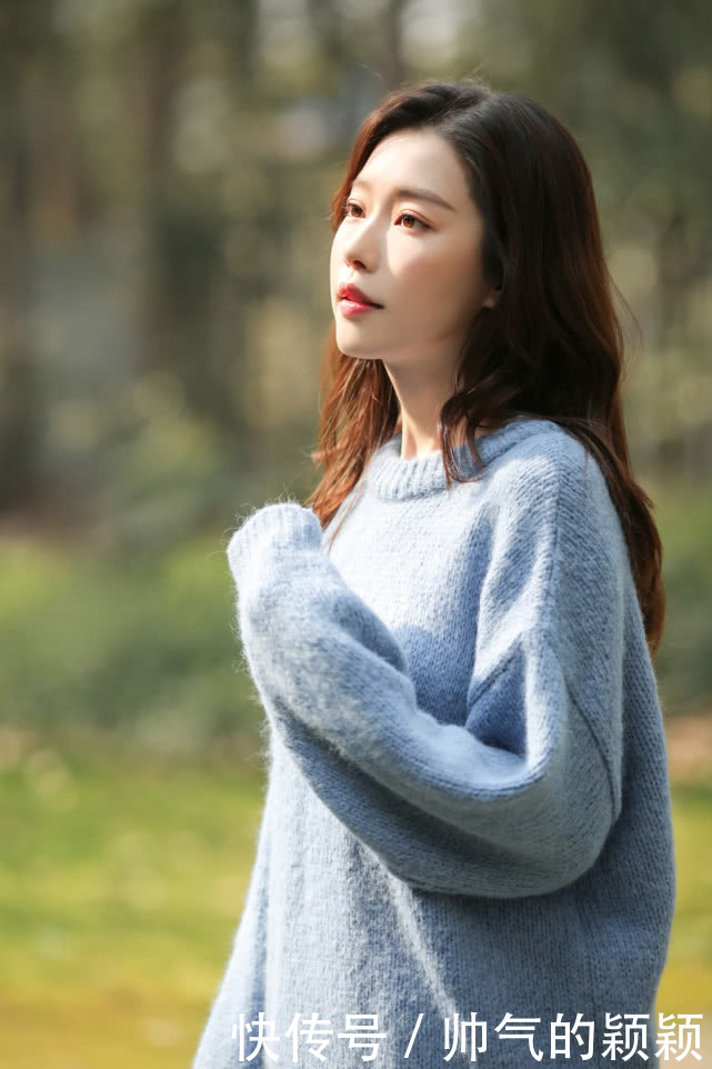 毛衣搭配半身裙,一样会很漂亮