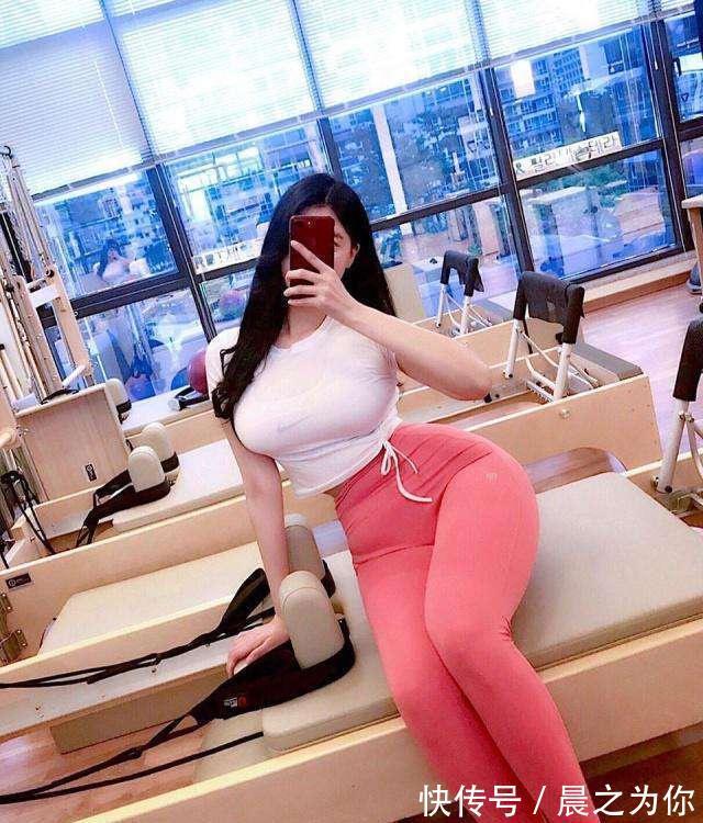 打底裤裤 打底裤美女那时髦的打扮,将线条展示的更为完美,塑造柔美的自己