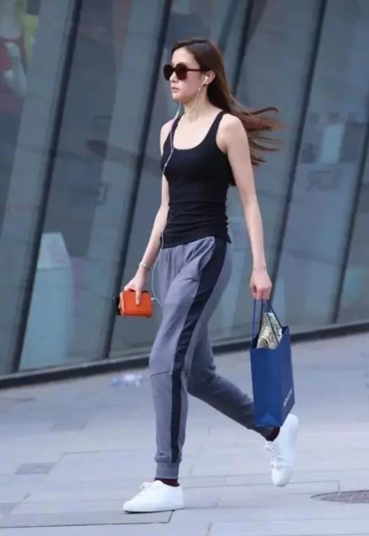 靓丽|街拍:靓丽的时尚美女,蓝色吊带背心搭配格子休闲裤,干净利落