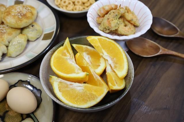 七点钟做好小学生的早餐,营养齐全味道好,邻居:还缺孩子吗?