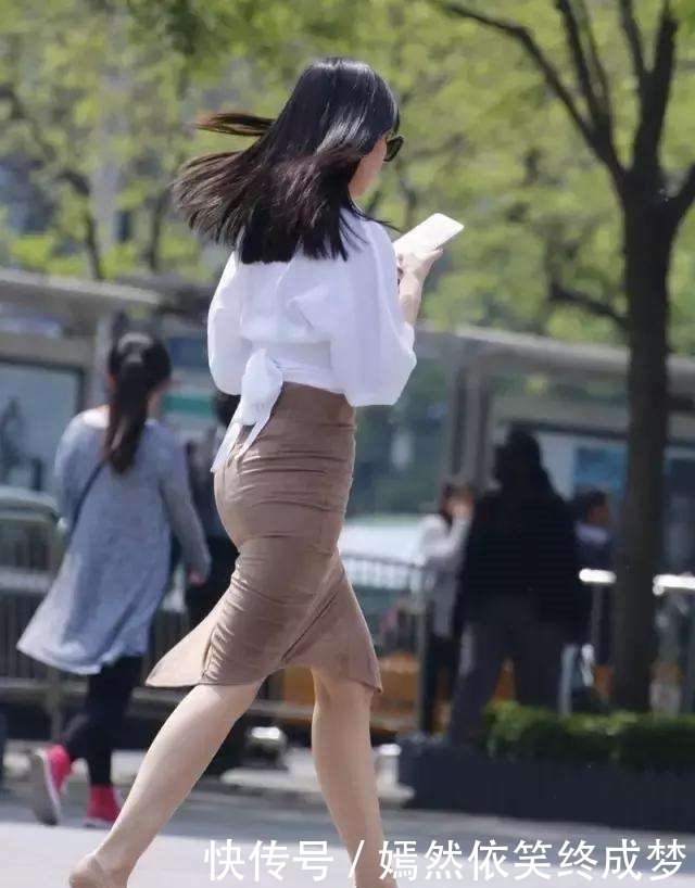 女人|街拍:20多岁的女白领穿包臀,白衬衫的女人自带气质!