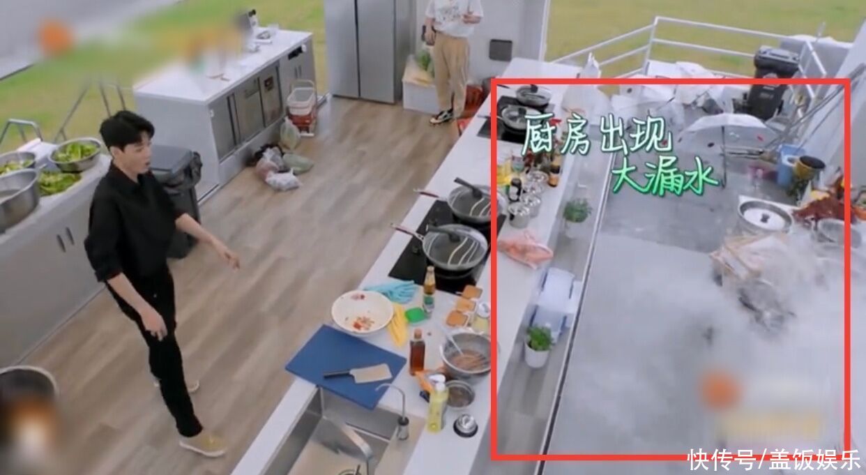 苏有朋|太危险！《中餐厅》多位艺人摔倒，棚顶突然坍塌，安全问题引争议