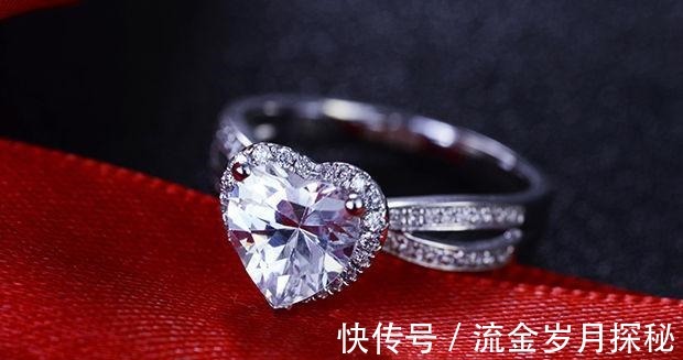 钻戒 购买一枚订婚戒指多少钱,什么款式比较流行,定制婚戒好不好!