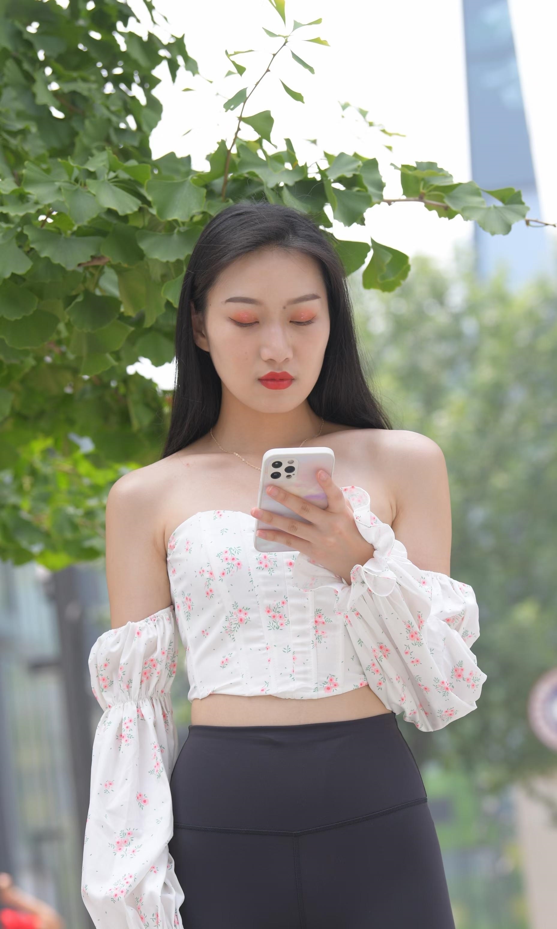 抹胸 泡泡袖抹胸上衣搭配瑜伽裤,简约轻盈又时髦修身,曼妙身姿很撩人