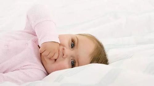 智商|宝宝智商高的5种表现,吃手是其中之一,超过3个宝宝以后不得了!