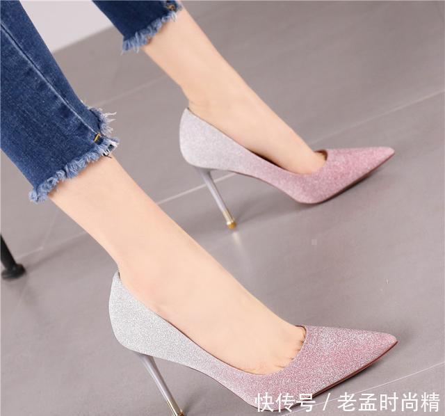 想要女人味就穿细跟高跟鞋,拉升腿部曲线,穿上就要迷死人的节奏