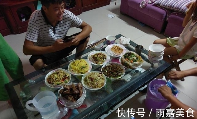 凉拌菜|“小气”的媳妇，请客整了一桌菜，朋友来时带一瓶3000的红酒