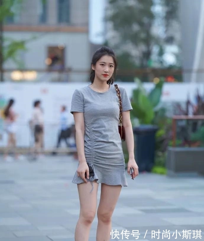 连衣裙 怎样打造简约又青春的造型？小白鞋加连衣裙，清爽随性又时髦