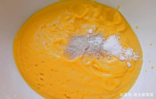 秋天的南瓜这样吃,加一碗大米,不蒸不煮,柔软多层,营养又解馋