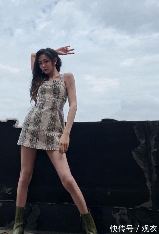 黑色系|谢可寅有多保守?穿西装裤还要搭配内搭,坐下后秒懂