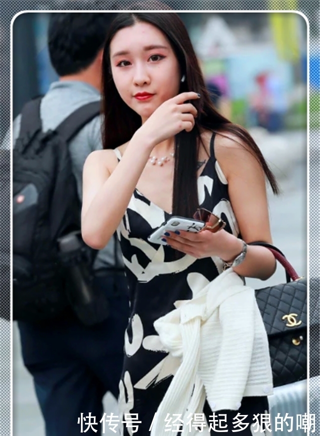 长发美女现身街上，一袭黑白印花连衣裙，不一小心成了路人的焦点