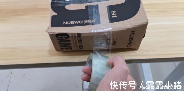 佳俊|用两根手指断胶带，比剪刀还好用，生活小技巧解决你的烦恼，学学！