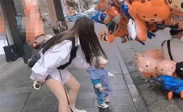 小姨|“最豪横小姨”火了,左手牵狗右手提溜熊外甥,网友:应聘小姨夫
