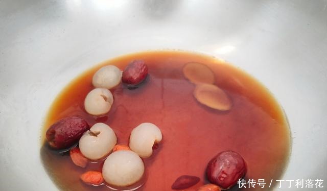 40岁的她，气色红润面若桃花，就爱喝这碗汤，尤其是冬天