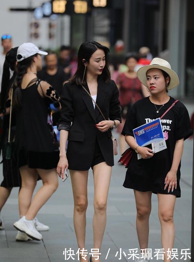简搭炫黑西装,搭配清凉短裤,展现利落时尚气质
