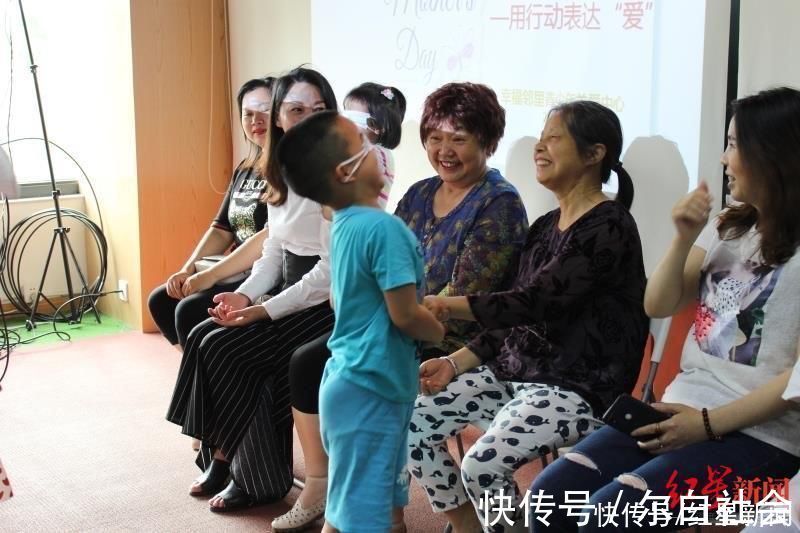 杨琼|帮接送、帮带娃……全国首创社区“共享奶奶”上线了!爸妈们:求全国推广