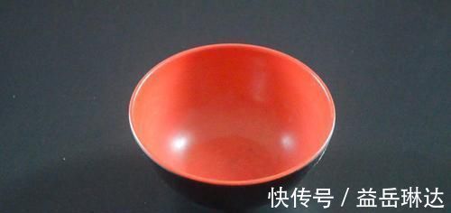 剥大蒜别再用刀拍了,只需借助它,快速又不伤手,方法太棒了