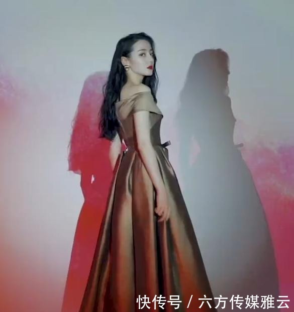 热巴五官照剪画长的吧,侧脸无意映到墙上,