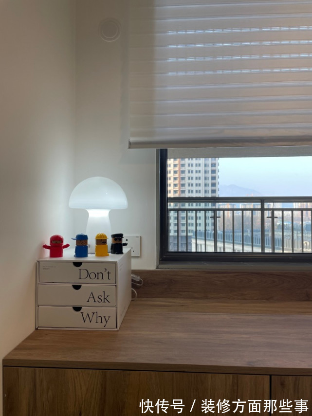 爱格|115平现代简约风,灰色影视墙是格栅和木饰面的结合