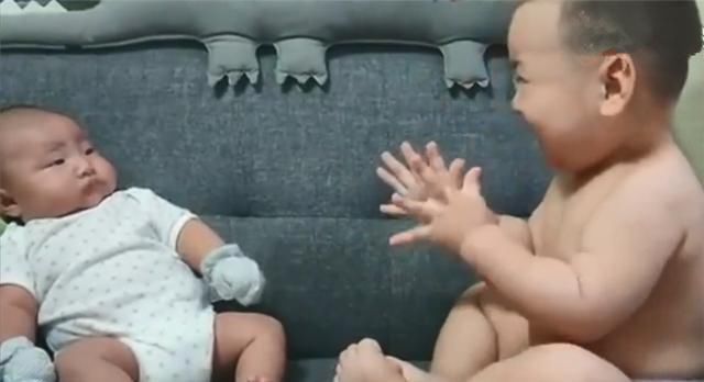 竞争感|2岁哥哥想抱抱弟弟,弟弟“吨位”太重抱不动,接下来画面真萌